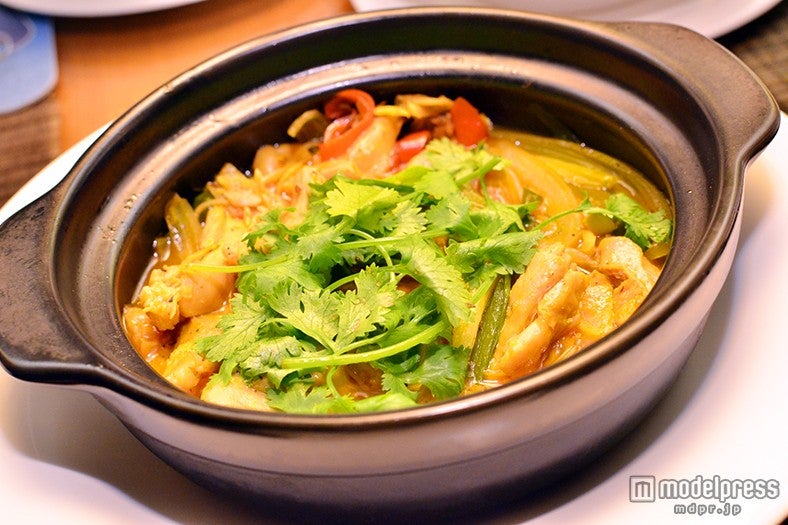 チキンと野菜をピリ辛に煮込んで仕上げにレモングラスをのせた「Braised Chicken with Chili and Lemongrass」