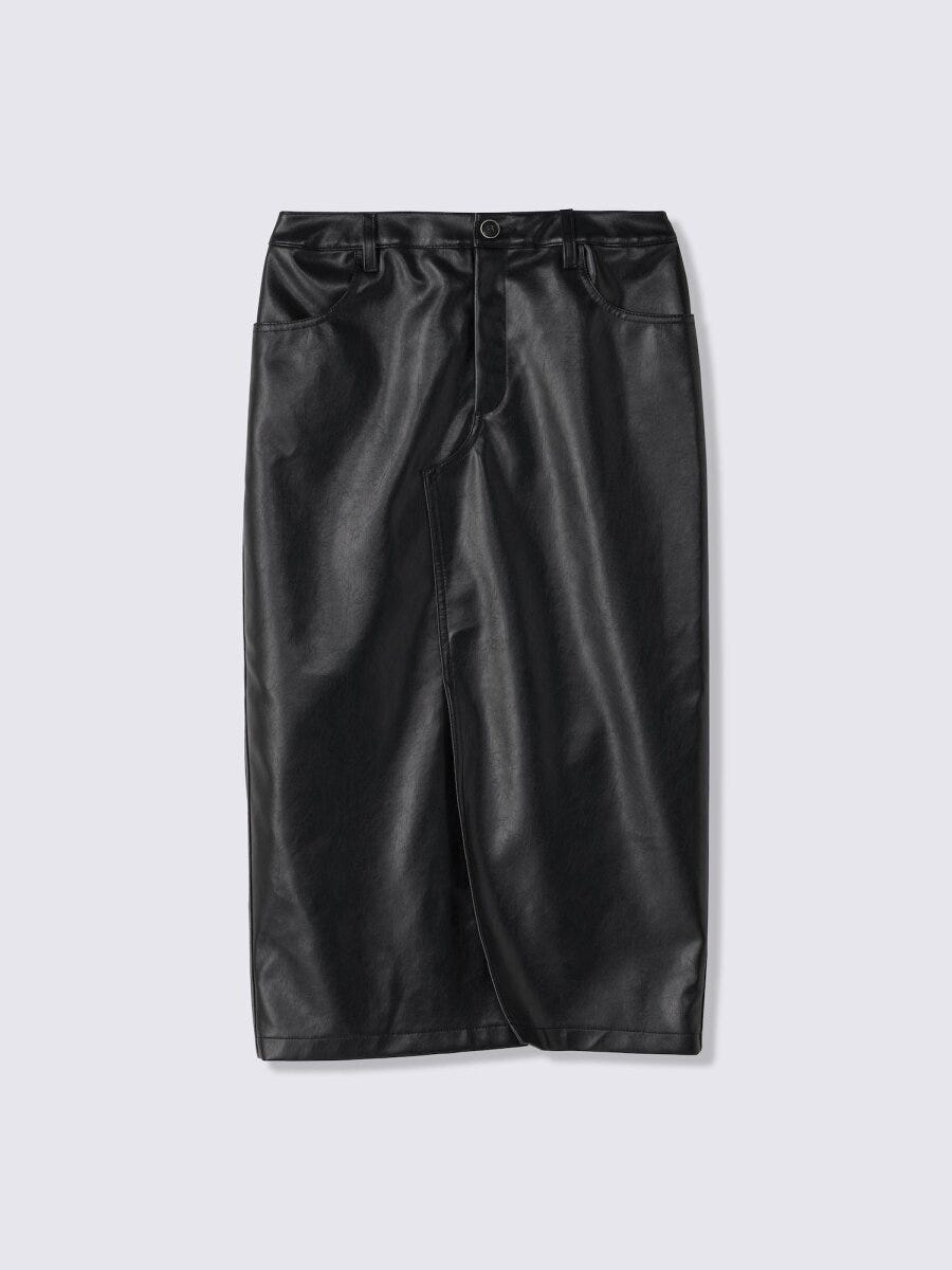 ブラックのフェイクレザーペンシルスカート。フロントにスリットとポケット