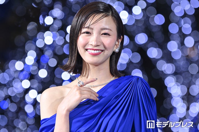 岡崎紗絵、29歳バースデーでばっさりカット 大胆イメチェンに「びっくり」「美人が際立つ」の声