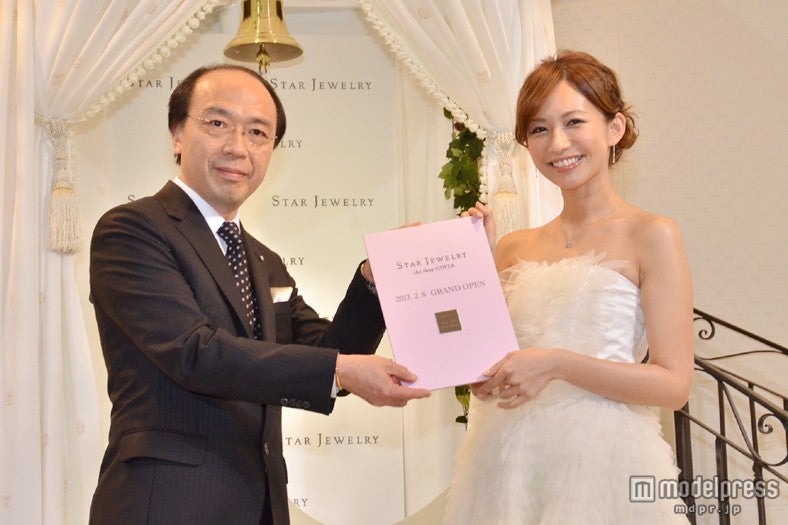 アニバーサリープレートをプレゼントされた優木まおみ