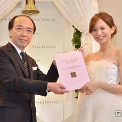 アニバーサリープレートをプレゼントされた優木まおみ