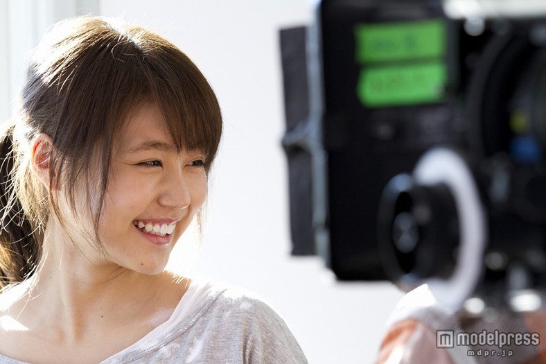 有村架純／新CM「ペンキ塗り」篇メイキングより