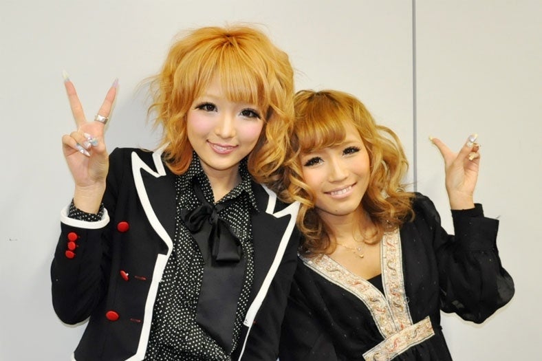 左から：なつぅみ、ありちゃん（rhythmic「光のレール」発売記念イベントより）