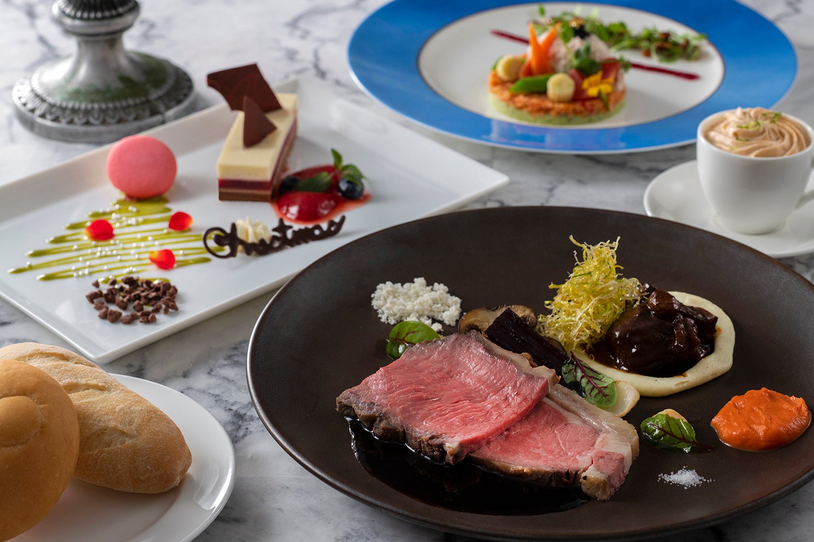 スペシャルコース6,500円（提供店舗：ブルーバイユー・レストラン※12月1日から販売）（C）Disney