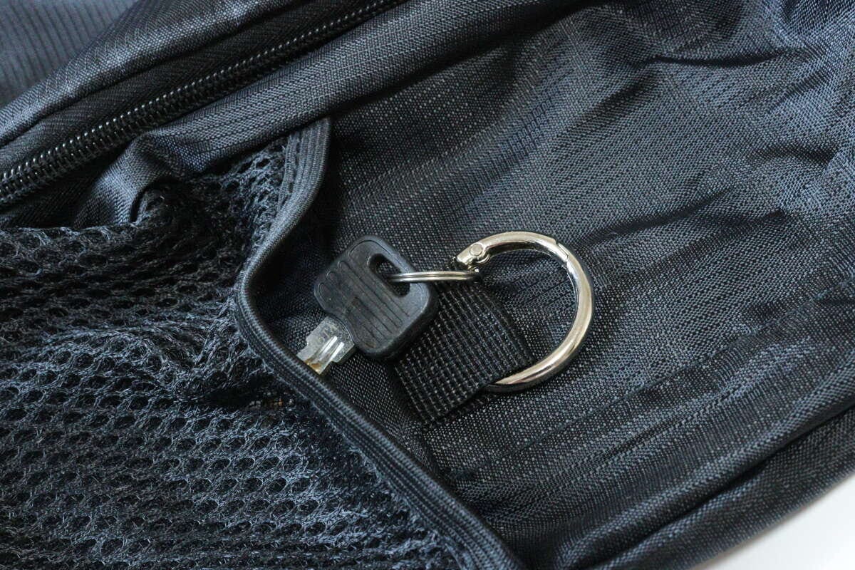 ダイソー コンパクト折りたたみリュック ダイソーのコンパクト折りたたみリュックに鍵を付ける