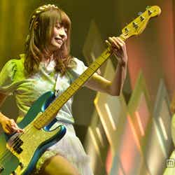 「mer fes」にてライブパフォーマンスを行ったSilent Siren、Ba.あいにゃん