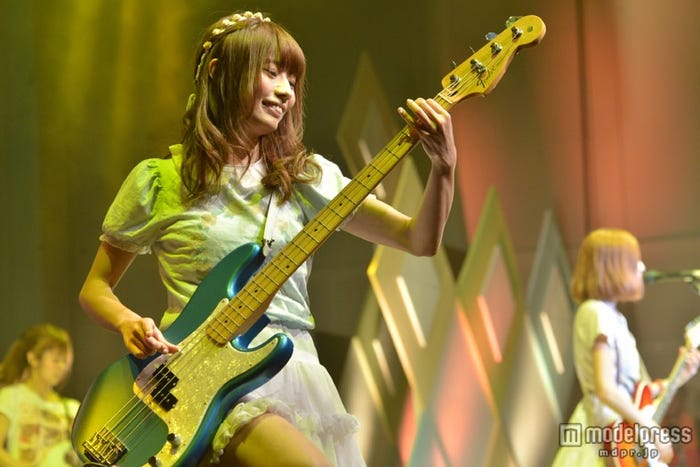 「mer fes」にてライブパフォーマンスを行ったSilent Siren、Ba.あいにゃん