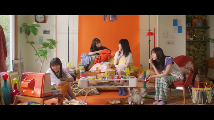 乃木坂46「好きというのはロックだぜ!」MVより(提供写真)