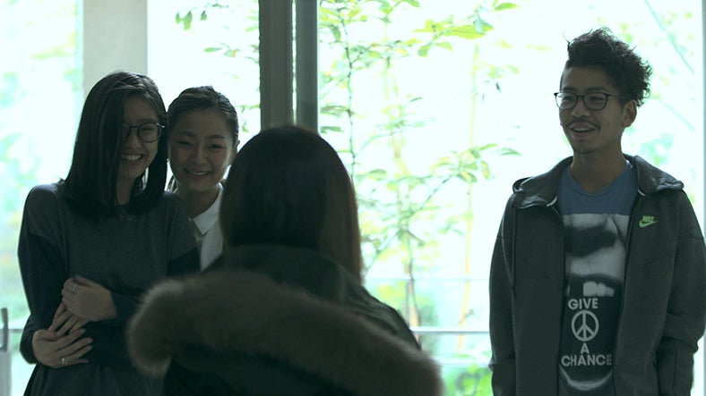 悠里子（手前）を見送るメンバー『TERRACE HOUSE BOYS ＆ GIRLS IN THE CITY』10th WEEK（C）フジテレビ／イースト・エンタテインメント