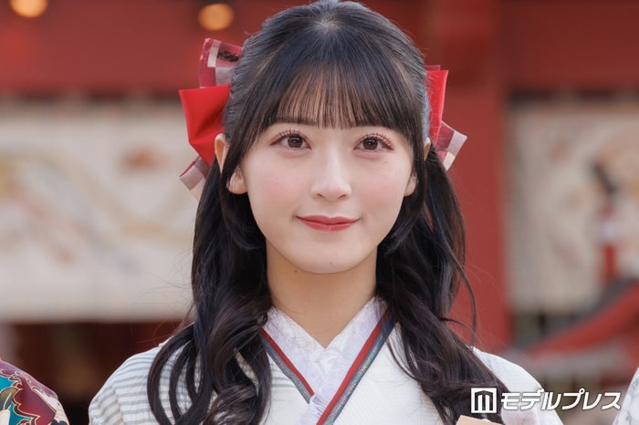 AKB48メンバー、美肩＆美脚輝くミニワンピ姿で“猫ポーズ”「お人形さんみたい」「キュンキュンしちゃう」と悶絶の声