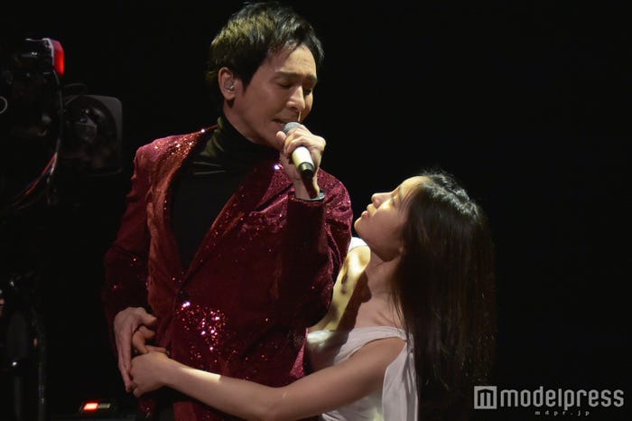 紅白のリハーサルにのぞんだ郷ひろみと土屋太鳳 (C)モデルプレス