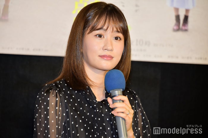 左手薬指に結婚指輪を光らせる前田敦子 （C）モデルプレス