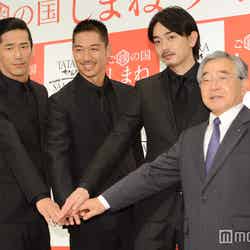 （左から）小林直己、AKIRA、青柳翔、溝口善兵衛島根県知事（C）モデルプレス