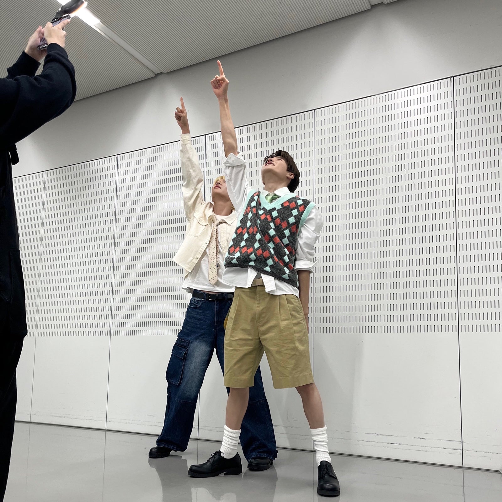 ウンソク、ソヒ／RIIZE「ミュージックステーション」裏側の様子（提供写真）