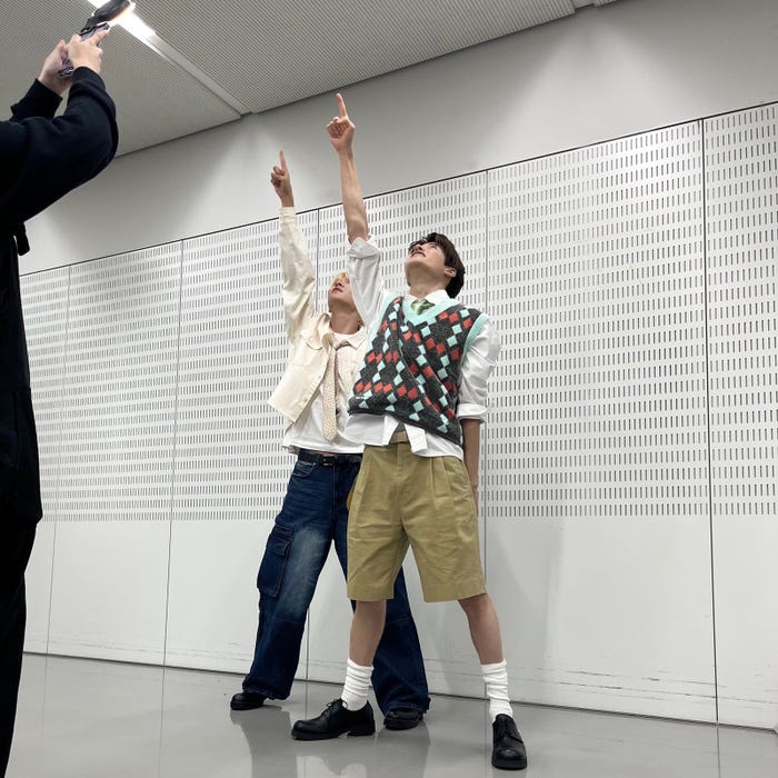 ウンソク、ソヒ/RIIZE「ミュージックステーション」裏側の様子(提供写真)