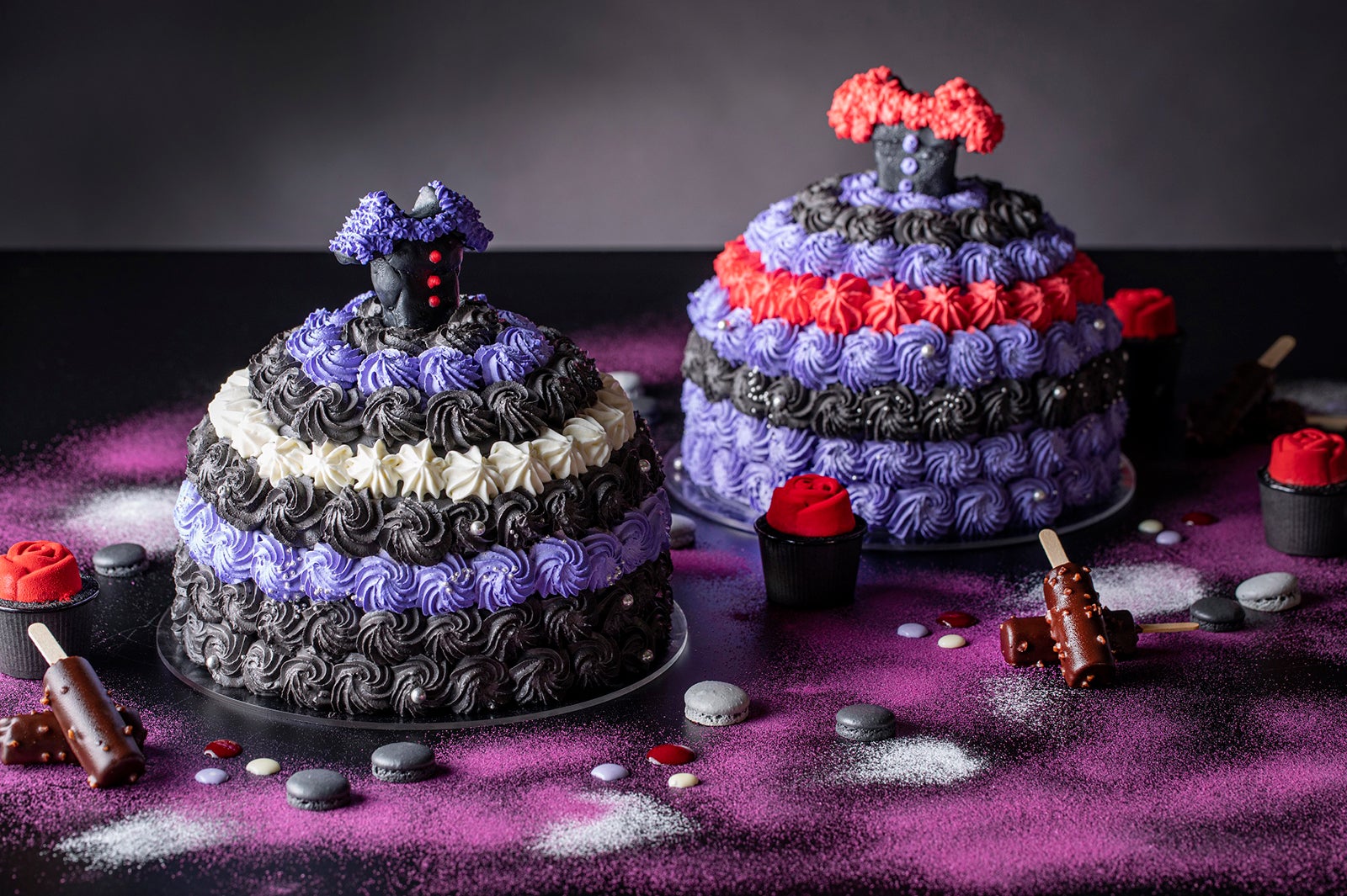 ブラックドレスのベルベットケーキ／画像提供：名古屋ヒルトン