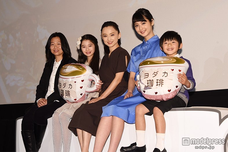 （左より）姜秀瓊監督、桜田ひより、永作博美、佐々木希、保田盛凱清