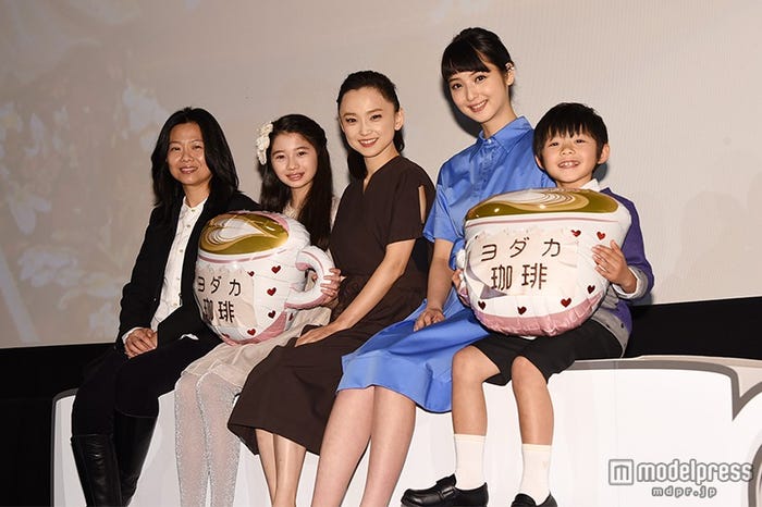 (左より)姜秀瓊監督、桜田ひより、永作博美、佐々木希、保田盛凱清