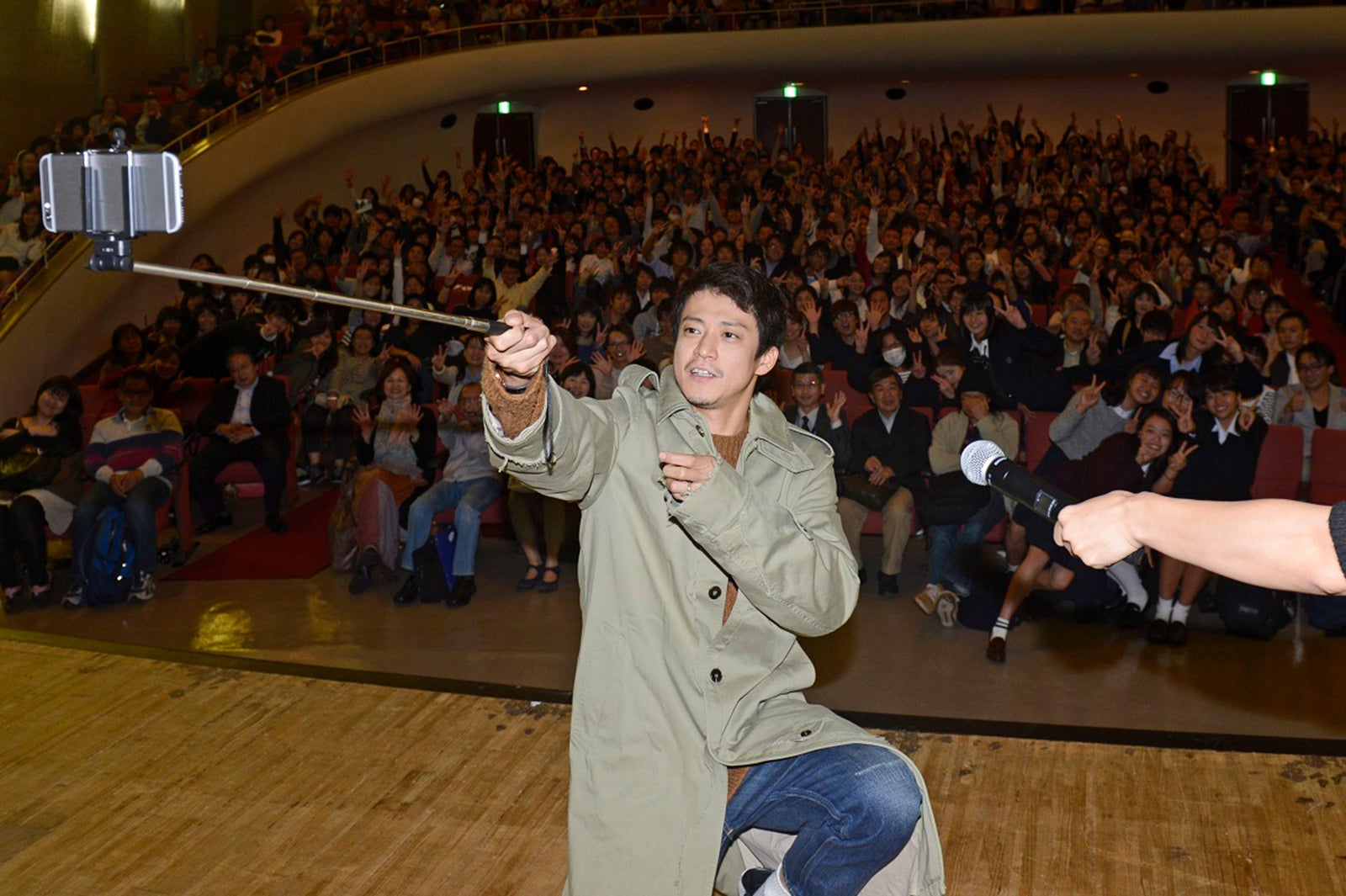 小栗旬、私服姿でサプライズ登場「ちょっと近くにいたので」