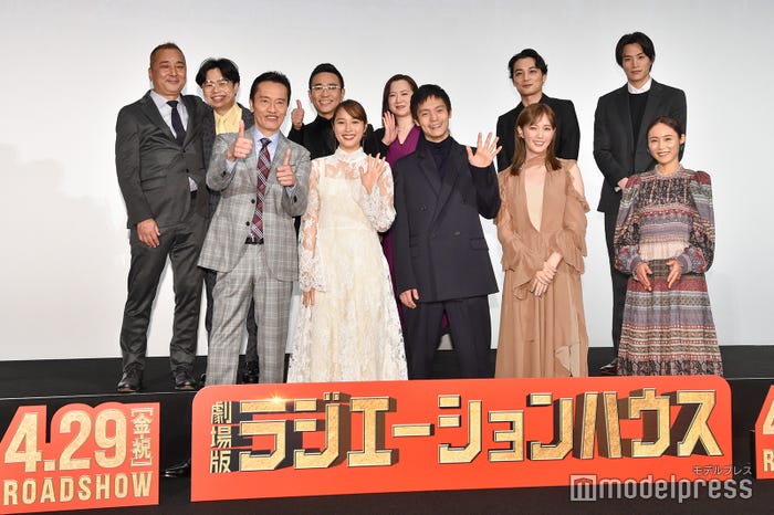(上段)鈴木雅之監督、浜野謙太、八嶋智人、和久井映見、矢野聖人、鈴木伸之(下段)遠藤憲一、広瀬アリス、窪田正孝、本田翼、山口紗弥加(C)モデルプレス