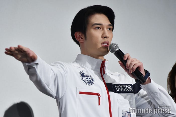 真顔でタイタニックのボケをするジェシー(C)モデルプレス