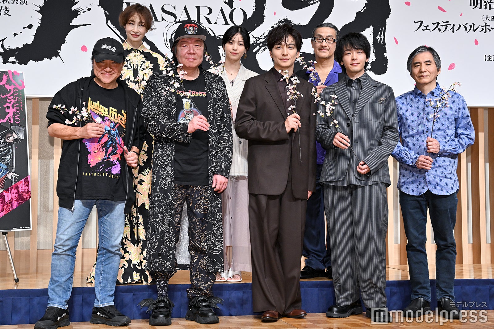 （前列左より）いのうえひでのり氏、古田新太、生田斗真、中村倫也、中島かずき氏（後列左より）りょう、西野七瀬、粟根まこと（C）モデルプレス