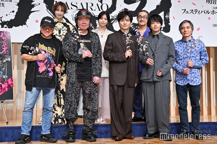 (前列左より)いのうえひでのり氏、古田新太、生田斗真、中村倫也、中島かずき氏(後列左より)りょう、西野七瀬、粟根まこと(C)モデルプレス