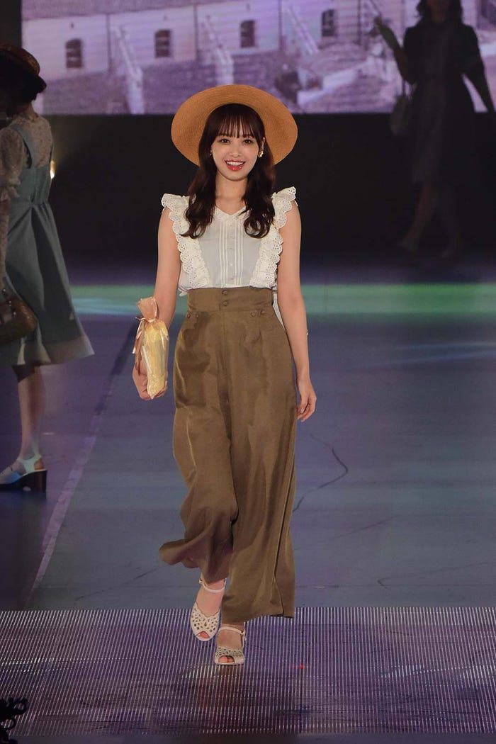 濱岸ひより(C)Rakuten GirlsAward 2023 SPRING/SUMMER