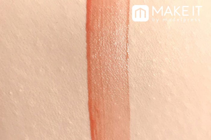 【メイベリン】「リップフラッシュ」“OR01オレンジグレーズ”使用 (C)メイクイット