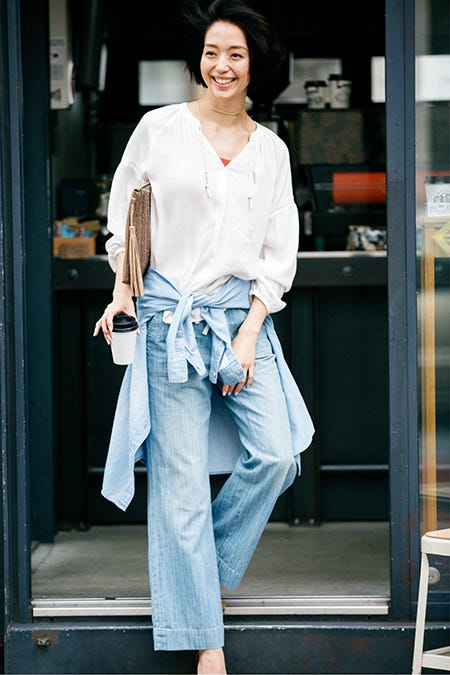 BAYFLOW/BLOUSE ¥6.900、TANK TOP¥1.900、DENIM PANTS ¥8.900、SHIRT ¥6.900、NECKLACE スタイリスト私物、BAG スタイリスト私物(C)TOPLOG