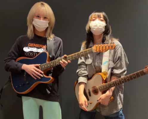 TWICEチェヨン&あいみょん、“カップルギター&Tシャツ”ショット公開「チェヨみょん最強」「激アツすぎ」と反響続々