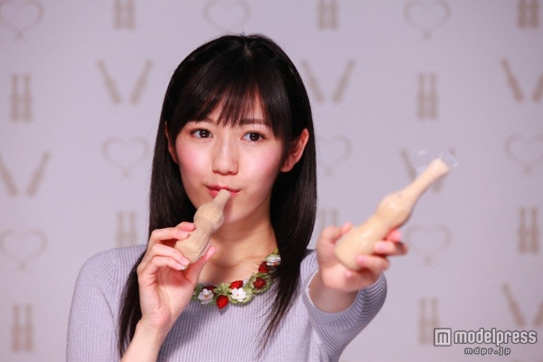 グリコの新CMに登場するAKB48渡辺麻友／パピコ 新TV-CM「相性診断パピコ」篇メイキングより