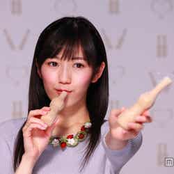 グリコの新CMに登場するAKB48渡辺麻友/パピコ 新TV-CM「相性診断パピコ」篇メイキングより