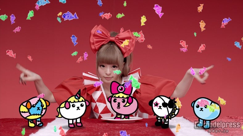 きゃりーぱみゅぱみゅと人気キャラクター豆しばがコラボした新CM「ハタチ編」