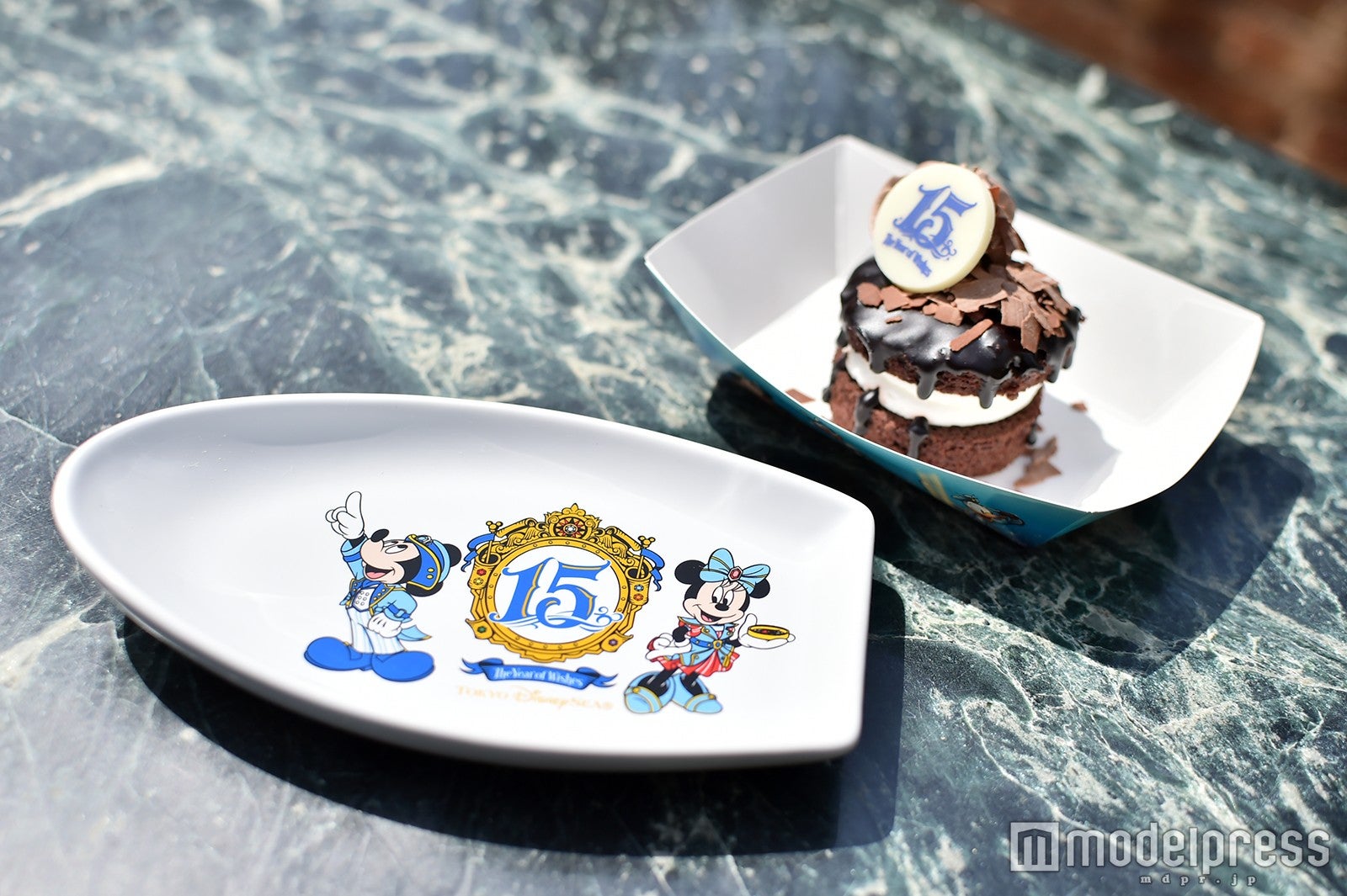 チョコレートケーキ、スーベニアプレート付き750円／（C）Disney