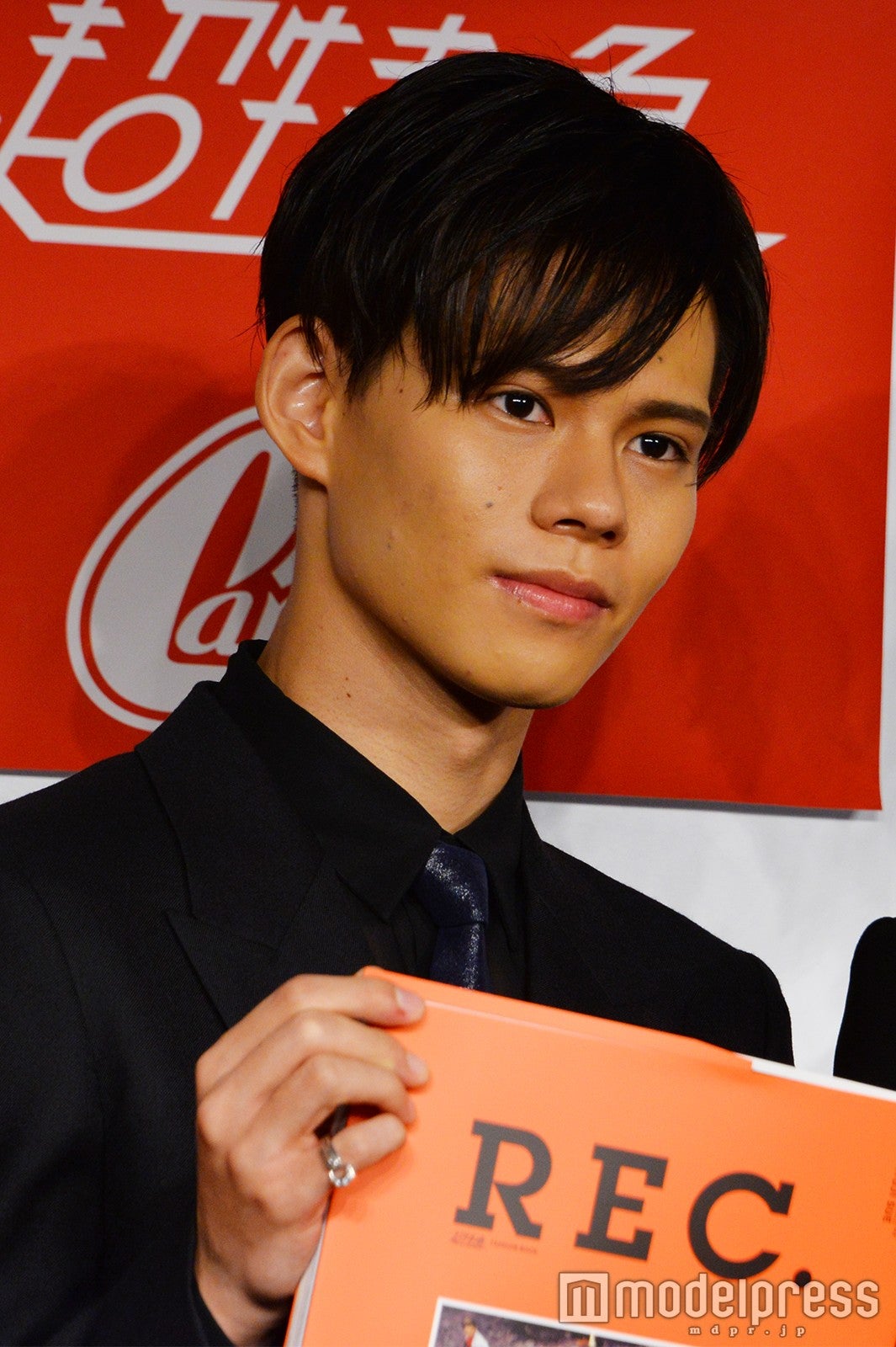 数年ぶりとなった黒髪 （C）モデルプレス