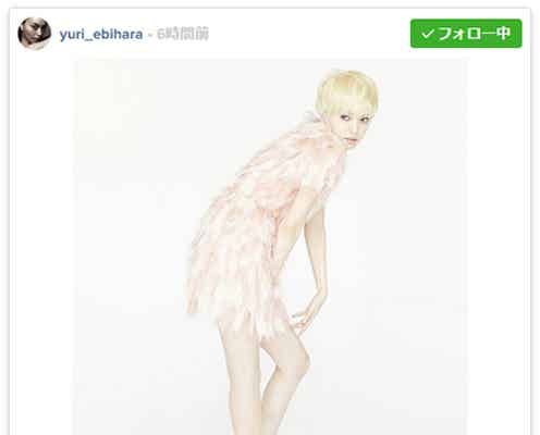 蛯原友里、金髪ショートで大幅イメチェン スラリ美脚で圧巻オーラ