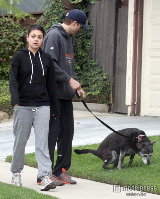 12月12日、LAで犬の散歩中。後ろのワンちゃんにも注目してほしい!!　Photo:FameFlynet/アフロ