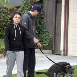 12月12日、LAで犬の散歩中。後ろのワンちゃんにも注目してほしい!!　Photo:FameFlynet/アフロ