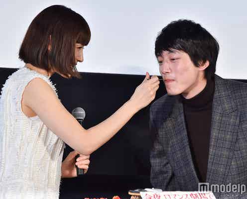 綾瀬はるか、坂口健太郎に“あ~ん” 中尾明慶が嫉妬爆発「キスで我慢しろよ」<今夜、ロマンス劇場で>