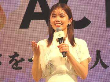 堤真一と小芝風花 北陸産ウニをつまみに「みんなで乾杯！」と弾ける笑顔「おいしい食べ物とお酒で人を笑顔にする」