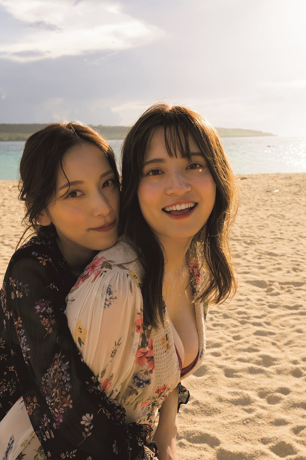 都丸紗也華＆都丸亜華梨・初の姉妹写真集「とまるtoとまる」写真集内カット（C）扶桑社