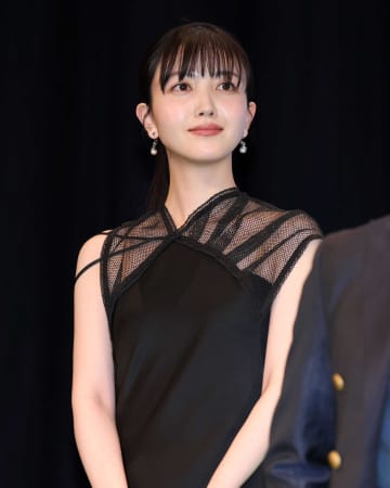 「アイドルから女優になってる…！」ステージ左端に立つ24歳美女のドレス姿にSNS沸く 全身ショット投稿「美しすぎますね」