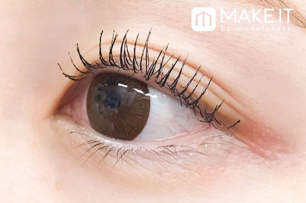 マスカラベースにエクストラボリューム マスカラを重ねて使用 (C)メイクイット