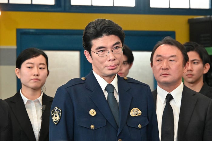 片桐仁「新空港占拠」第1話より(C)日本テレビ