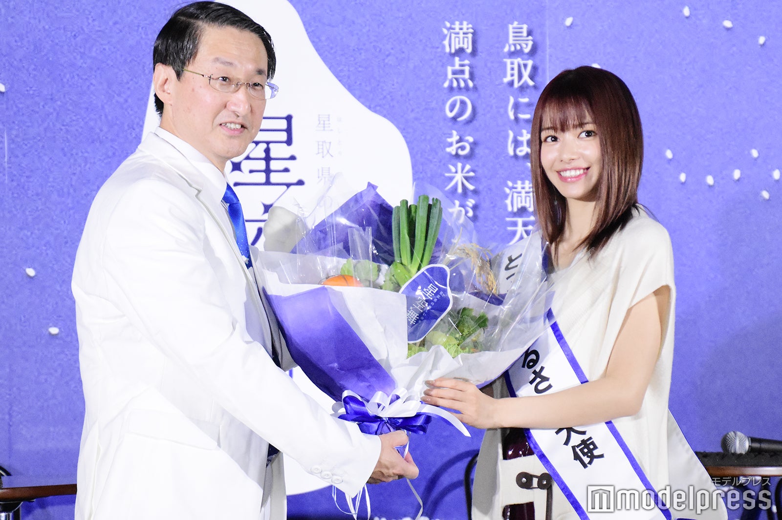 平井伸治知事、山本舞香（C）モデルプレス