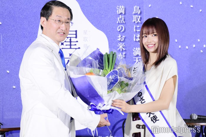 平井伸治知事、山本舞香(C)モデルプレス