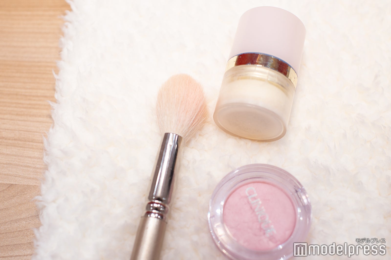 フェイスカラー／（左から）フジコポンポンパウダー、クリニークチーク（C）モデルプレス