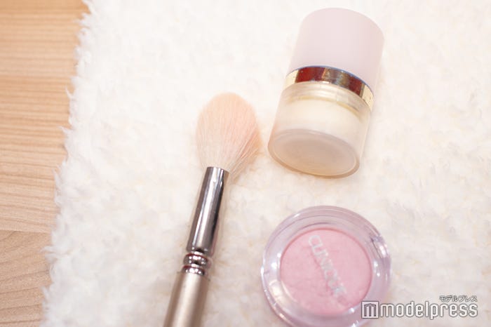 フェイスカラー/(左から)フジコポンポンパウダー、クリニークチーク(C)モデルプレス