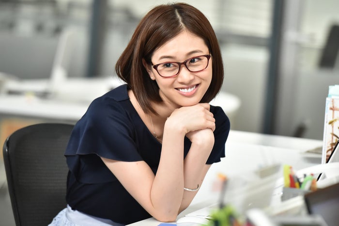 注目の人物 せいせいするほど 愛してる 武井咲の 後輩 メガネ美女って誰 ドラマ初出演で輝く美貌 和田安佳莉 モデルプレス